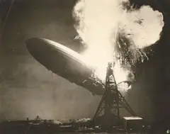 Sam Shere, Die Explosion des Luftschiffes „Hindenburg“, Lakehurst, New Jersey, 6. Mai 1937, Vintage. Silbergelatineabzug