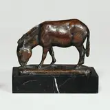 Grasender Esel by August Gaul, 1911, Bronze mit brauner Patina, auf schwarzen Marmorsockel montiert. Höhe (ohne Sockel): 9,5 cm (3 ¾ in.), sold May 2011