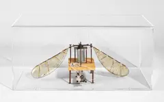 Panamarenko, Meganeudon, 1973, Kinetisches Objekt aus Eisen, PVC, Holz und Elektromotor, in Acrylglaskasten