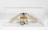 Panamarenko, Meganeudon, 1973, Kinetisches Objekt aus Eisen, PVC, Holz und Elektromotor, in Acrylglaskasten