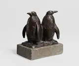 August Gaul, Zwei Pinguine, 1915, Bronze mit brauner Patina, auf Steinsockel montiert