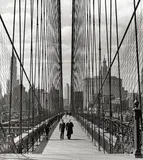 Andreas Feininger, Fußgänger auf der Brooklyn Bridge, 1942, Späterer Silbergelatineabzug
