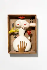 Hans Ticha, Liebe, 1983, Holzelemente, partiell farbig bemalt bzw. gebeizt, in Holzobjektkasten montiert