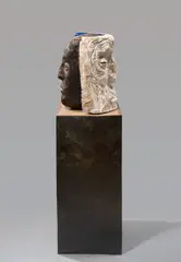 Trak Wendisch, Januskopf (Doppelkopf VI), 1996, Holz, teilweise farbig gefasst, auf Metallsockel