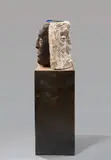 Trak Wendisch, Januskopf (Doppelkopf VI), 1996, Holz, teilweise farbig gefasst, auf Metallsockel