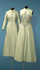 Christian Dior, Abendensemble aus seladonfarbener Seidengaze, 1968, Seidengaze; handgefertigte Stickereien mit Perlen, Pailletten, geschliffenen Glasperlen; Seidenfütterung