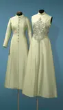 Christian Dior, Abendensemble aus seladonfarbener Seidengaze, 1968, Seidengaze; handgefertigte Stickereien mit Perlen, Pailletten, geschliffenen Glasperlen; Seidenfütterung