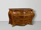 Schweden, Bombierte Kommode, Um 1760, Nußholz mit eingelegtem Rautenmuster; auf Kiefernholz furniert; vergoldete Bronzebeschläge und -sabots