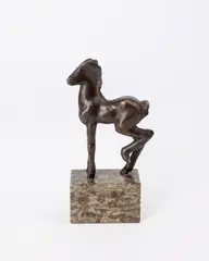 Renée Sintenis, Ausschlagendes Fohlen, 1919, Bronze mit dunkelbrauner Patina, auf Marmorsockel montiert