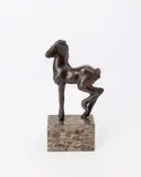 Renée Sintenis, Ausschlagendes Fohlen, 1919, Bronze mit dunkelbrauner Patina, auf Marmorsockel montiert