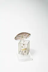 Günter Haese, Ohne Titel, 2012, Messing und Phosphorbronze auf Acrylglas-Sockel