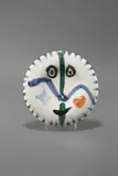 Visage no. 111 by Pablo Picasso, 1963, Runder Teller, weißer Ton, mit Engobenbemalung, glasiert. Durchmesser: 25,5 cm (10 in.); ceramic, Madoura edition, sold Nov 2024