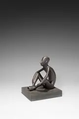 Gerhard Marcks, Hockender Knabe, 1952, Bronze mit brauner Patina, auf Holzsockel montiert