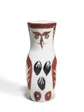 Jeune hibou des bois / Young wood-owl by Pablo Picasso, 1952, Weißer Ton mit Oxidbemalung und Messergravur auf weißem Emailgrund, glasiert. Höhe: 24,5 cm (9 ⅝ in.), sold Jul 2025