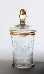 Potsdamer Glashütte, Deckelbecher mit Trankszene, Um 1720, Farbloses Glas, tief- und hochgeschnitten, teilweise vergoldet. 28,5 cm (11 ¼ in.)