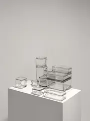 Wilhelm Wagenfeld, Vorratsgeschirr „Kubus“: Stapelbares Aufbewahrungsgeschirr in 21 Teilen, bestehend aus einem Tablett, zehn Gefäßen und zehn Deckeln, 1938, Pressglas – Hersteller: Vereinigte Lausitzer Glaswerke AG, Weißwasser