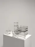 Wilhelm Wagenfeld, Vorratsgeschirr „Kubus“: Stapelbares Aufbewahrungsgeschirr in 21 Teilen, bestehend aus einem Tablett, zehn Gefäßen und zehn Deckeln, 1938, Pressglas – Hersteller: Vereinigte Lausitzer Glaswerke AG, Weißwasser