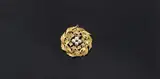 Emil Lettré, Brosche Goldnest mit Perlen, Um 1920, 750/- Gelbgold (18 kt), getrieben, mattiert, ziseliert; vier Perlen; 55 kleine Diamanten, Antwerpener Rosenschliff. Ø 6 cm (2 ⅜ in.)