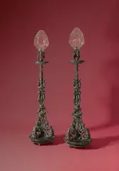 Venezianisch, Bronze, gegossen, ziseliert; gleichmäßige rotbraune bis dunkelbraune Patina; Glas; elektrifiziert, 171 cm (67 ⅜ in.)