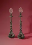 Venezianisch, Bronze, gegossen, ziseliert; gleichmäßige rotbraune bis dunkelbraune Patina; Glas; elektrifiziert, 171 cm (67 ⅜ in.)