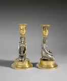 Friedrich Bergenfeldt, Paar Kerzenleuchter mit ägyptisierenden Figuren, Um 1800, Bronze, gegossen, ziseliert, gebürstet, feuervergoldet, versilbert. 21,2 cm; Ø 10,7 cm (8 ⅜ in.; Ø 4 ¼ in.)