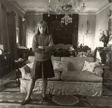 Diane Arbus, Penelope Tree in her living room, N.Y.C, 1962, Silbergelatineabzug von Neil Selkirk, 1989. Agfa-Papier