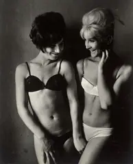 PARIS (TRANS...)“ [Susannah & Silvia], aus der Serie „Les Amies de Place Blanche by Christer Strömholm, Vintage. Silbergelatineabzug, sold Jun 2022