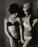 Christer Strömholm, PARIS (TRANS...)“ [Susannah & Silvia], aus der Serie „Les Amies de Place Blanche, Vintage. Silbergelatineabzug