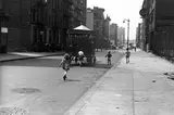 N.Y. by Helen Levitt, Um 1942, Späterer Silbergelatineabzug, sold Jun 2022