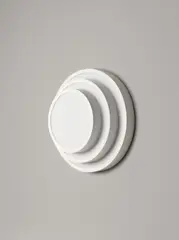 Saâdane Afif, Untitled (Suspense Blanche 2004), 2008, Kunststoff und Acrylglas, mit 3 tickenden Uhrwerken