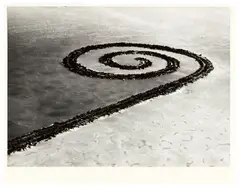 Gianfranco Gorgoni, Ten Photographic Views. Smithson’s Spiral Jetty, 1986, 10-teilige Fotoarbeit: jeweils C-Print auf Fotopapier, in originaler Leinenkasette
