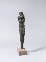 Werner Stötzer, Große Stürzende, 1970, Bronze mit grünschwarzer Patina, auf Steinsockel montiert