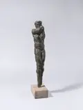 Werner Stötzer, Große Stürzende, 1970, Bronze mit grünschwarzer Patina, auf Steinsockel montiert