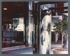 Dan Graham, Anamorphic stainless steel column - NYC office bldg., 2010, Fracture Color Print auf Glas