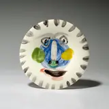 Visage no. 202 by Pablo Picasso, 1963, Runder Teller, weißer Ton, mit Engoben- und Emaillebemalung, glasiert. ø 25 cm (9 ⅞ in.); ceramic, Madoura edition, sold Nov 2018
