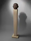 Gustav Seitz, Portraitkopf Hanns Eislers (1898–1962), 1952, Bronze mit dunkelbrauner Patina; Sandsteinsockel. 26 cm / Sockel: 132 cm (10 ¼ in. / Sockel: 52 in.)