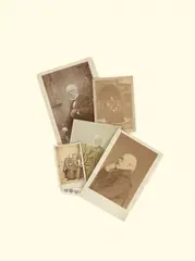 Adolph von Menzel, 17 Fotografien des Künstlers, seiner Familie und Freunden und von einer Ausstellung seiner Bilder. Um 1860 bis 1900, Jeweils Albuminabzüge auf Karton