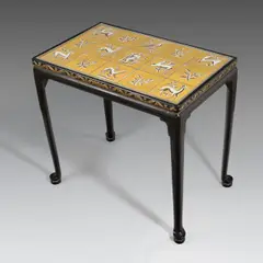 Edgar Böckman, Beistelltisch mit bemalten Goldfliesen, Um 1925, Keramik, bemalt, vergoldet; Bleileiste; Weichholz, geschnitzt, vergoldet; lackiert