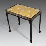 Edgar Böckman, Beistelltisch mit bemalten Goldfliesen, Um 1925, Keramik, bemalt, vergoldet; Bleileiste; Weichholz, geschnitzt, vergoldet; lackiert