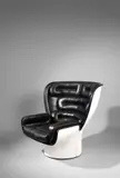 Joe Colombo, Drehsessel ELDA, 1964, Schale: Polyester, Fiberglas, verstärkt, lackiert; Schaumstoffpolsterung; Lederbezug – Hersteller: Comfort S.R.L., Meda, Italien
