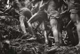Brasil“, Goldminen, Serra Pelada by Sebastião Salgado, 1986, Silbergelatineabzug, sold Nov 2011