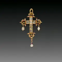 Balearen, Kreuzanhänger mit Bergkristallen, Um 1580, Kolonialgold (9 kt.), 7 Bergkristalle, Emaille, 3 Perlen, 1 roter Stein