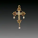 Balearen, Kreuzanhänger mit Bergkristallen, Um 1580, Kolonialgold (9 kt.), 7 Bergkristalle, Emaille, 3 Perlen, 1 roter Stein
