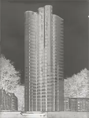 Curt Rehbein, Mies van der Rohe, Gläserner Wolkenkratzer, Modell mit Staffage von Oskar Herzog im Freien. Nicht ausgeführtes Projekt von 1922, Original-Glasnegativ, 1922
