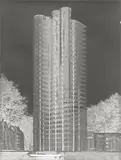 Curt Rehbein, Mies van der Rohe, Gläserner Wolkenkratzer, Modell mit Staffage von Oskar Herzog im Freien. Nicht ausgeführtes Projekt von 1922, Original-Glasnegativ, 1922