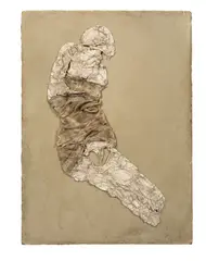 Jürgen Brodwolf, Sitzende (Figurentafel), 1975, Leinwandfigur aus Pappmaché, Gaze und Leinenbinden auf Leinwand, in Objektkasten