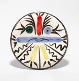 Figures no. 28 by Pablo Picasso, 1963, Weißer Ton mit Engoben- und Emaillienbemalung, teilweise glasiert. Durchmesser: 25,3 cm (10 in.); ceramic, Madoura editi, sold Jul 2025