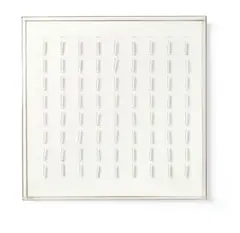 Sérvulo Esmeraldo, E7111, 1971, Holzstäbchen, bemalt, Faden und Nägel auf Holzplatte, bemalt, im Acrylglaskasten