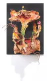 Bernard Schultze, Rot-Migof, 1969, Farbplastik aus Draht, Textil, Leim und Ölfarbe auf schwarzer Holzplatte