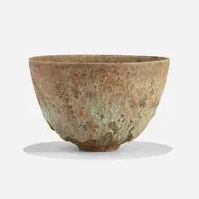Large bowl with unique glaze by Gertrud and Otto Natzler, 1960, earthenware with Grayblue Crater glaze, sold May 2022